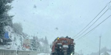 DN18 / Pasul Prislop – Ninge, dar traficul se desfășoară normal