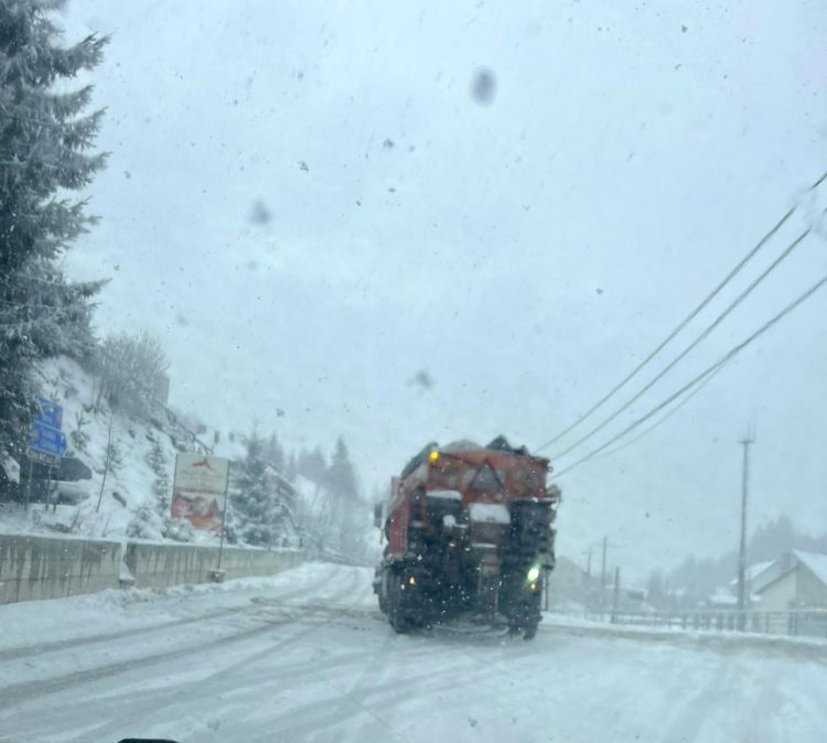 DN18 / Pasul Prislop – Ninge, dar traficul se desfășoară normal