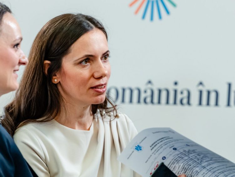 Telefonul și copilăria digitală: Mirabela Grădinaru propune acces întârziat și control parental