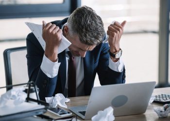 ANALIZĂ: Criza tăcută a muncii: în jur de 15% dintre angajații români spun că se simt zilnic furioși sau triști la muncă