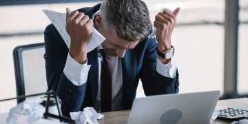 ANALIZĂ: Criza tăcută a muncii: în jur de 15% dintre angajații români spun că se simt zilnic furioși sau triști la muncă