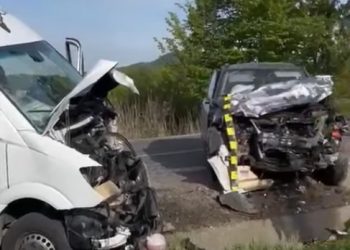 10 persoane implicate în urma coliziunii dintre un microbuz și un autoturism la ieșirea din Baia Sprie – foto