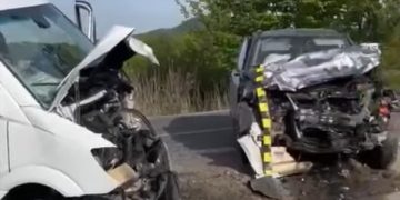 10 persoane implicate în urma coliziunii dintre un microbuz și un autoturism la ieșirea din Baia Sprie – foto