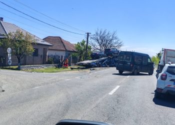 Coliziune între o autoutilitară și un ansamblu de vehicule la Cicârlău, o femeie a fost rănită