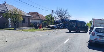 Coliziune între o autoutilitară și un ansamblu de vehicule la Cicârlău, o femeie a fost rănită