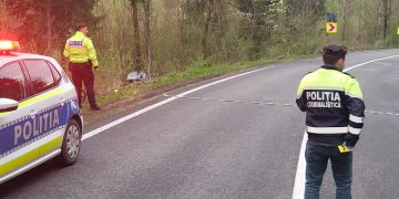 Impact violent în Pasul Hera – Doi răniți după ce mașina a intrat într-un copac