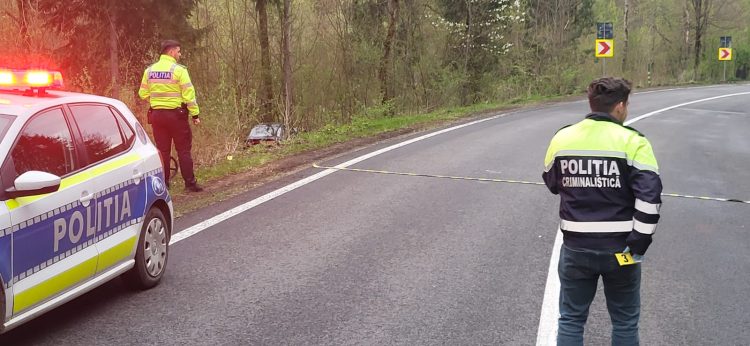 Impact violent în Pasul Hera – Doi răniți după ce mașina a intrat într-un copac
