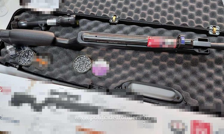 Armă cu aer comprimat și muniție, descoperite într-un colet la Aeroportul Cluj-Napoca