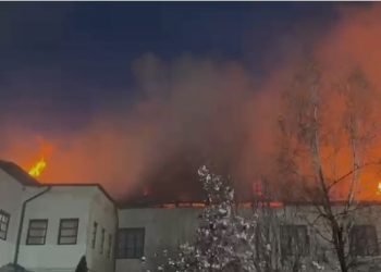 Incendiu puternic la acoperişul unor chilii ale Mănăstirii Bistriţa