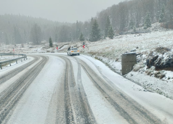 Ninsori la Cavnic, drumuri acoperite cu zăpadă și trafic îngreunat