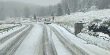 Ninsori la Cavnic, drumuri acoperite cu zăpadă și trafic îngreunat