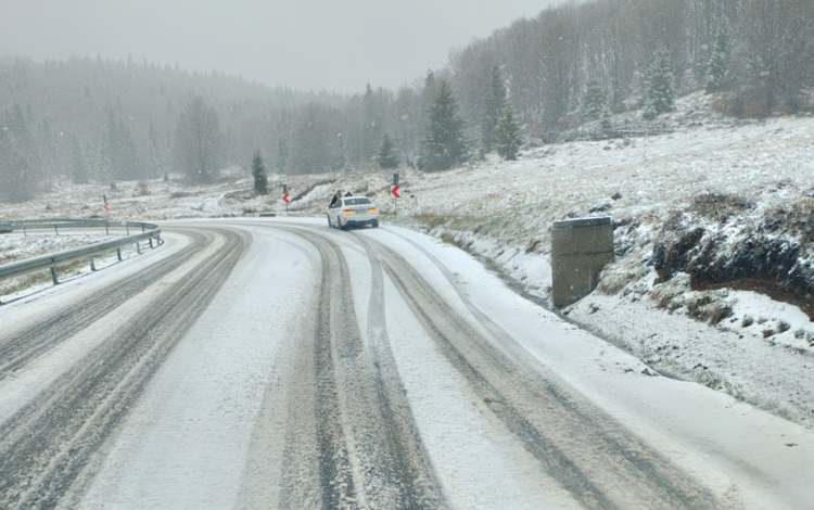Ninsori la Cavnic, drumuri acoperite cu zăpadă și trafic îngreunat