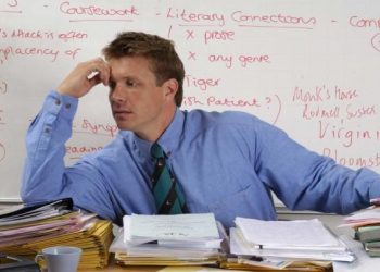 „Mă simt ca un impostor cu diplomă”. Profesorii debutanți, copleșiți de birocrație și lipsa sprijinului în școli