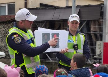 Educație rutieră pentru cei mici, alături de polițiști, la o grădiniță din Baia Mare