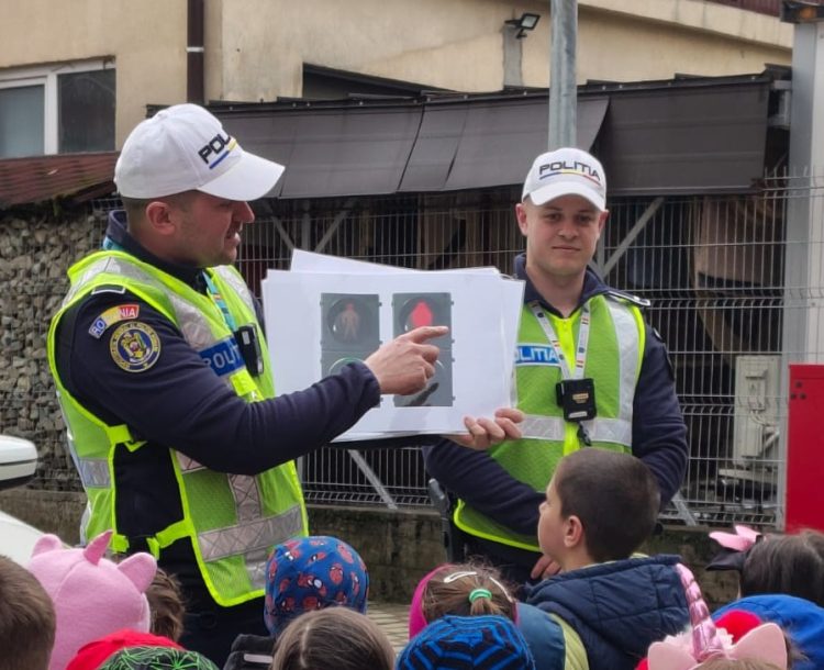 Educație rutieră pentru cei mici, alături de polițiști, la o grădiniță din Baia Mare