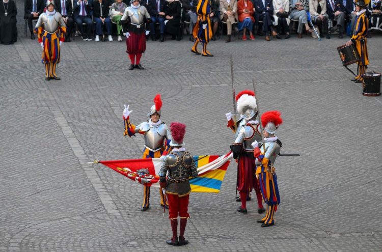 Moment istoric pe 6 mai 2026 la Vatican: noile gărzi elvețiene jură loialitate Papei Leon al XIV-lea