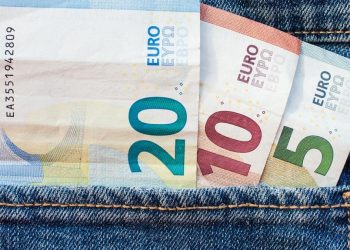 Cursul euro a depășit 5,1 lei pentru prima oară în ultimul an