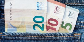 Cursul euro a depășit 5,1 lei pentru prima oară în ultimul an