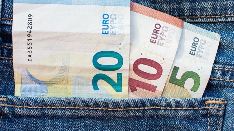 Cursul euro a depășit 5,1 lei pentru prima oară în ultimul an
