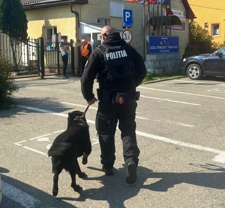 Polițiștii au ajuns în școlile din Tăuții Măgherăuș și Nistru alături de câinele Ceb