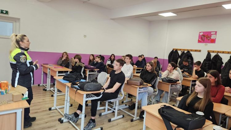 Elevii din Vișeu de Sus, informați despre riscurile consumului de droguri și violență