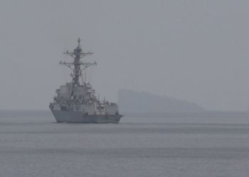 SUA deschid Strâmtoarea Ormuz. Două nave militare au început operațiunile de deminare