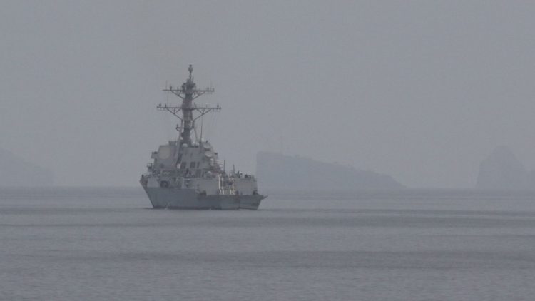 SUA deschid Strâmtoarea Ormuz. Două nave militare au început operațiunile de deminare