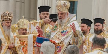 Patriarhul Daniel în predica de la Înviere: Această „Sărbătoare a Sărbătorilor” luminează şi orientează întreaga viaţă a Bisericii