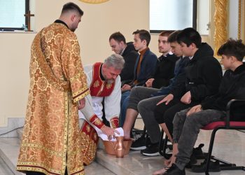 PS Vasile Bizău, în Joia Mare: „Prin gestul spălării picioarelor, Isus intră în tot ceea ce este mai întunecat și murdar în om, acolo unde dorește să aducă lumină”
