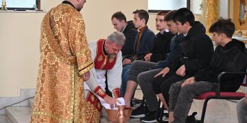 PS Vasile Bizău, în Joia Mare: „Prin gestul spălării picioarelor, Isus intră în tot ceea ce este mai întunecat și murdar în om, acolo unde dorește să aducă lumină”