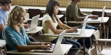 Elevii și studenții pot cere 200 de euro pentru calculatoare: termen-limită 15 mai