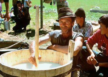 Obiceiuri vii din Maramureș – Măsurișul oilor, sărbătoarea primăverii la Săpânța