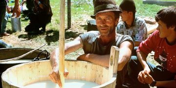 Obiceiuri vii din Maramureș – Măsurișul oilor, sărbătoarea primăverii la Săpânța