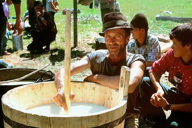 Obiceiuri vii din Maramureș – Măsurișul oilor, sărbătoarea primăverii la Săpânța