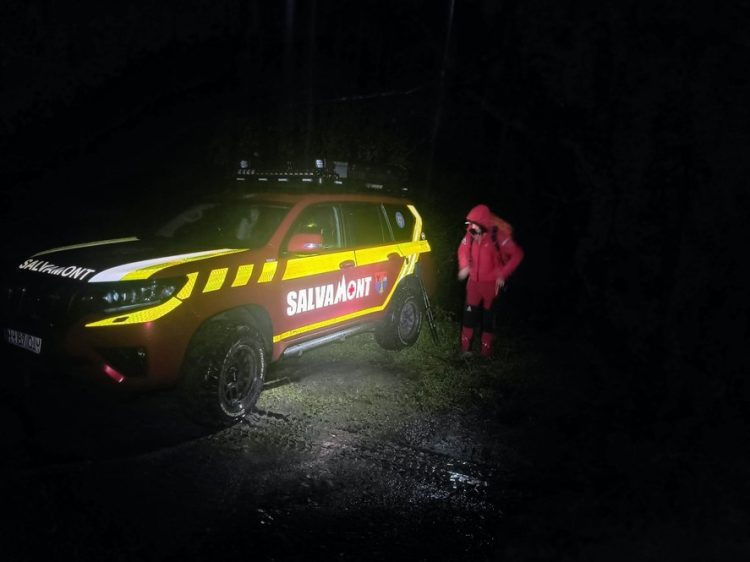 Intervenţie a Salvamont pentru recuperarea a doi ucraineni ”aflaţi în dificultate majoră” pe munte