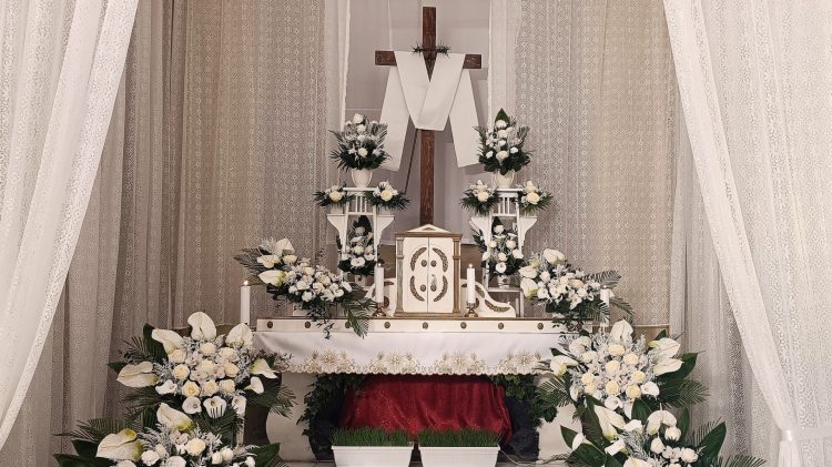Mâine, Sâmbăta Mare, zi de reculegere pentru creștinii romano-catolici. Liturghia Învierii de la Biserica romano-catolică „Sfânta Treime” din Baia Mare, transmisă la Maria TV