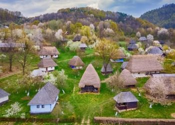 „Primăvara în Satul de pe Dealul Florilor” – Tradiții și culoare la Muzeul Satului din Baia Mare