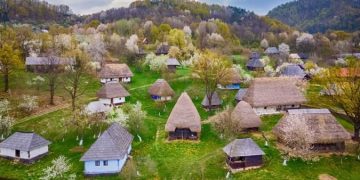 „Primăvara în Satul de pe Dealul Florilor” – Tradiții și culoare la Muzeul Satului din Baia Mare