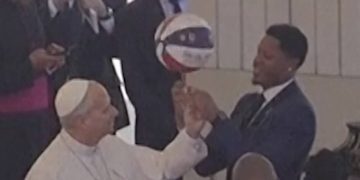 Papa Leon al XIV-lea a primit o lecţie de baschet de la echipa Harlem Globetrotters, la Vatican