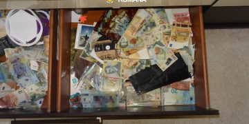 Descinderi în mai multe localități din Maramureș – Bani, articole pirotehnice și o arbaletă ridicate, opt persoane reținute