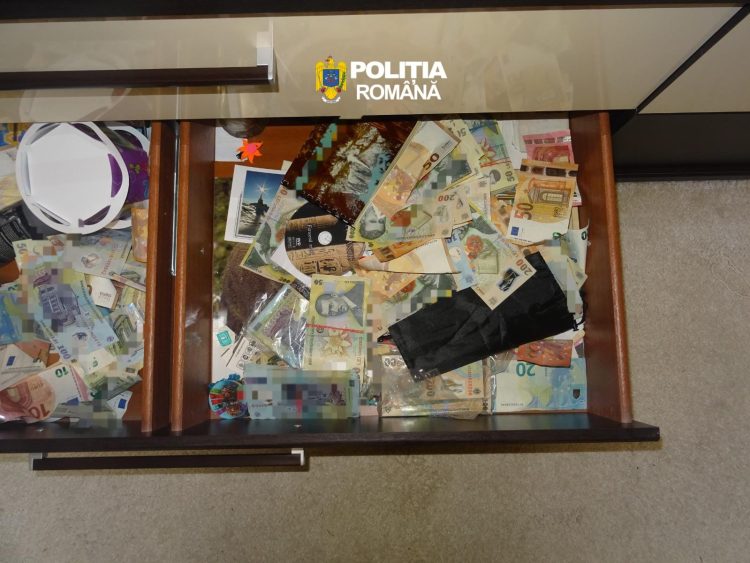 Descinderi în mai multe localități din Maramureș – Bani, articole pirotehnice și o arbaletă ridicate, opt persoane reținute