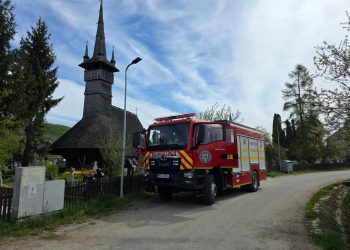 Pompierii voluntari din cadrul SVSU Târgu Lăpuș, exercițiu la biserica monument UNESCO din Rogoz