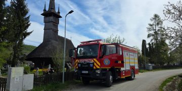 Pompierii voluntari din cadrul SVSU Târgu Lăpuș, exercițiu la biserica monument UNESCO din Rogoz