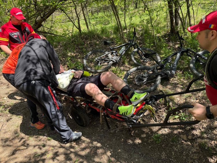 Ciclist rănit în Baia Sprie, recuperat de Salvamont și predat echipajelor SMURD