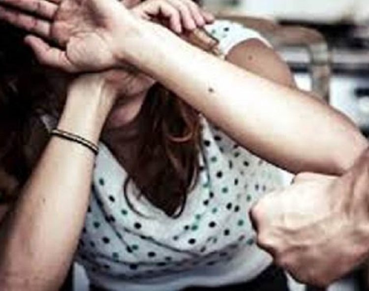 Agresată de concubin, o tânără din Cicârlău a cerut ajutorul poliției