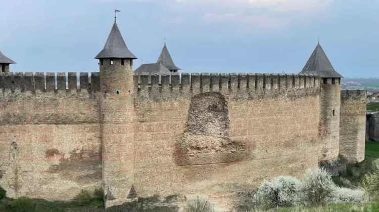 Zid prăbușit la Cetatea Hotin. Incidentul, surprins și distribuit pe rețelele de socializare