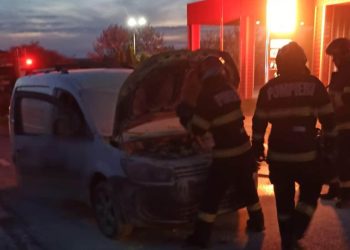 Autoutilitară distrusă de flăcări pe DN18, în Pasul Hera