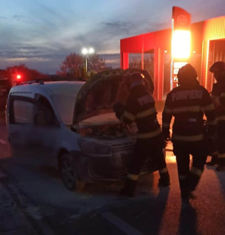 Autoutilitară distrusă de flăcări pe DN18, în Pasul Hera