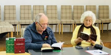Întâlnire literară la CASPEV: seniorii băimăreni, inspirați de puterea cuvântului scris