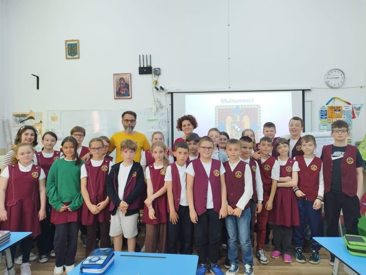 Lecție de istorie „ieșită din bibliotecă”: perioada interbelică adusă mai aproape de elevii din Firiza